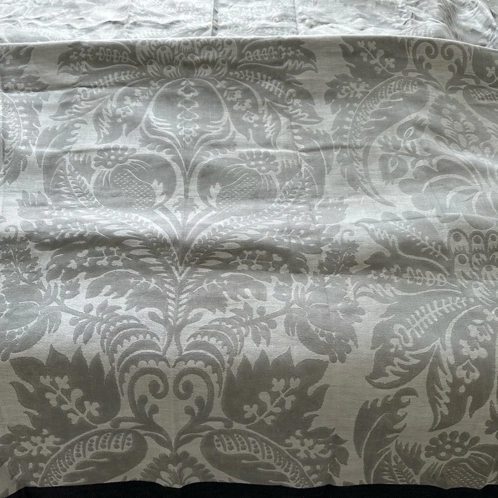 Williams Sonoma Gray and White Damask Table Runner with Black Trim